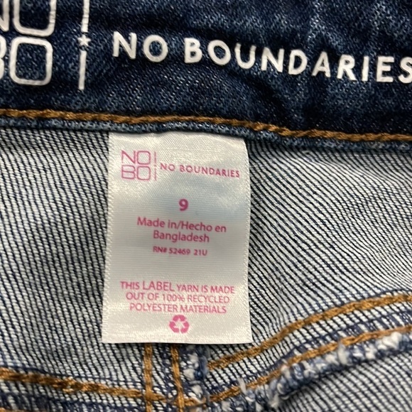 No Boundaries frayed hem flare jeans, distressed Sz 9. Excellent Condition - Picture 2 of 5